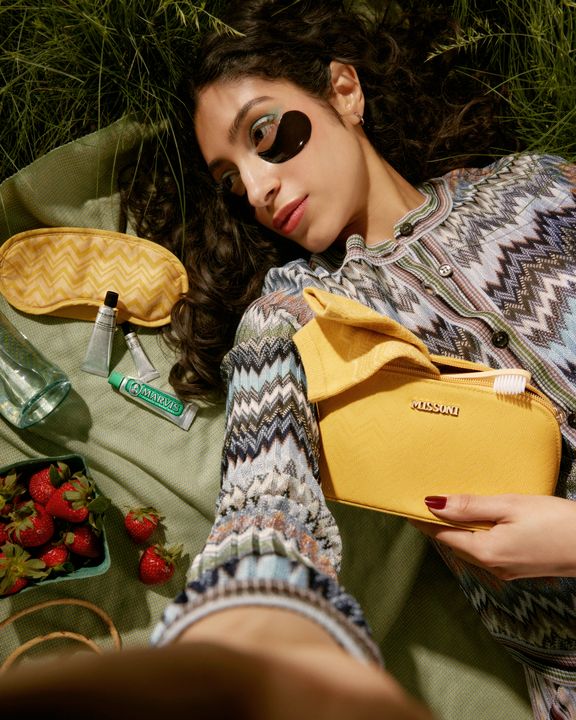 ▲「達美至臻商務艙」（Delta One）全新 Missoni 機上備品包結合 Missoni 經典鋸齒紋元素與春夏色彩，打造兼具收藏價值與時尚感的機上旅行配件。　圖：達美航空／提供