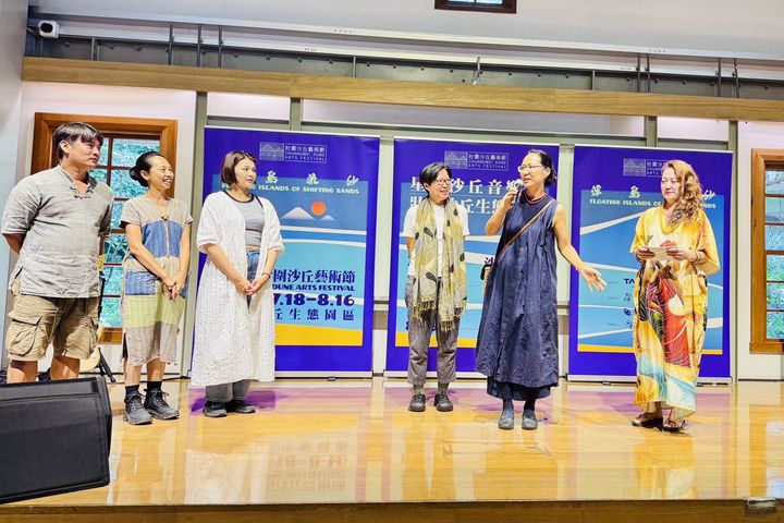 ▲本屆藝術家林思瑩、菅野麻依子、不廢跨村實驗室（林俊作、楊芳宜）說明作品創作理念。　圖：東北角及宜蘭海岸國家風景區管理處／提供