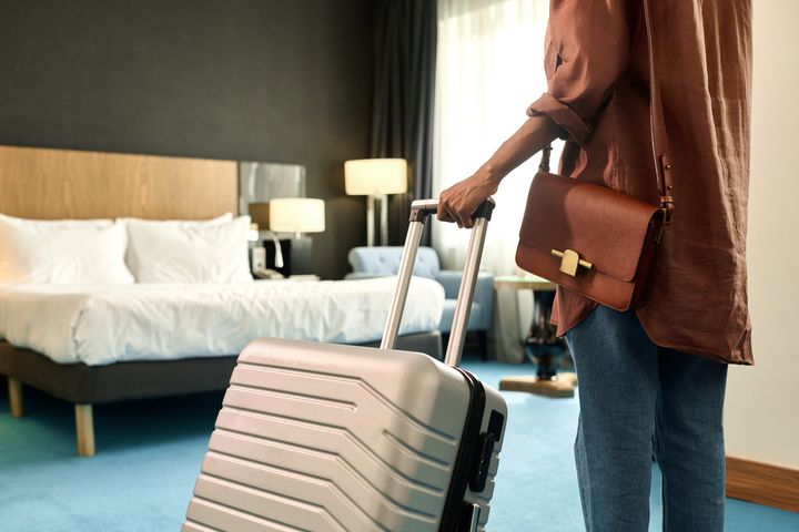 旅客透過 AI，便能完成從搜尋、比較、選房、付款到確認的完整流程。　圖：shutterstock／來源