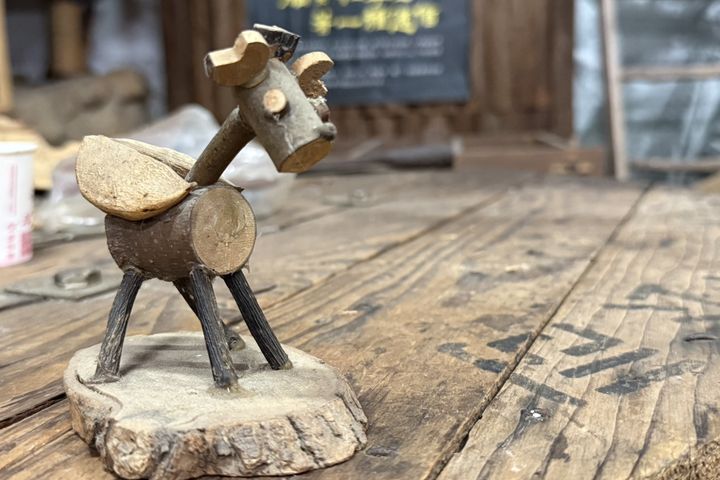 ▲利用樟樹枝條發揮創意，創作獨一無二的作品。　圖：林業及自然保育署-臺中分署／提供