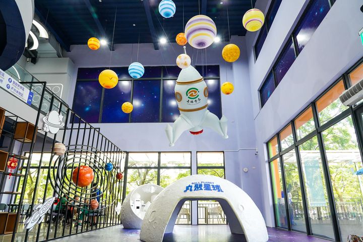 ▲「丸聚星球」以丸子與宇宙主題打造沉浸式空間，讓孩子在遊玩中認識丸子製作過程。　圖：嘉義縣文化觀光局／提供
