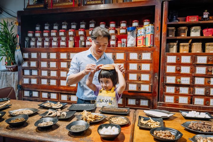 ▲歷史超過一甲子的「泰成中藥」，讓孩子在互動中認識漢方文化與中藥知識。　圖：嘉義縣文化觀光局／提供