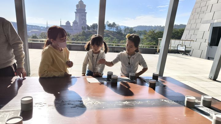 ▲從上墨、拍打中專注感受手作的樂趣。。　圖：中台世界博物館／提供