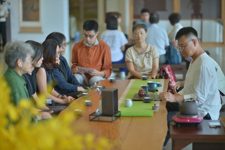 茶道體驗由專業茶師引領，透過溫潤茶香陪伴身心沉澱，感受靜謐品茗的當下時光。　圖：中台世界博物館／提供 