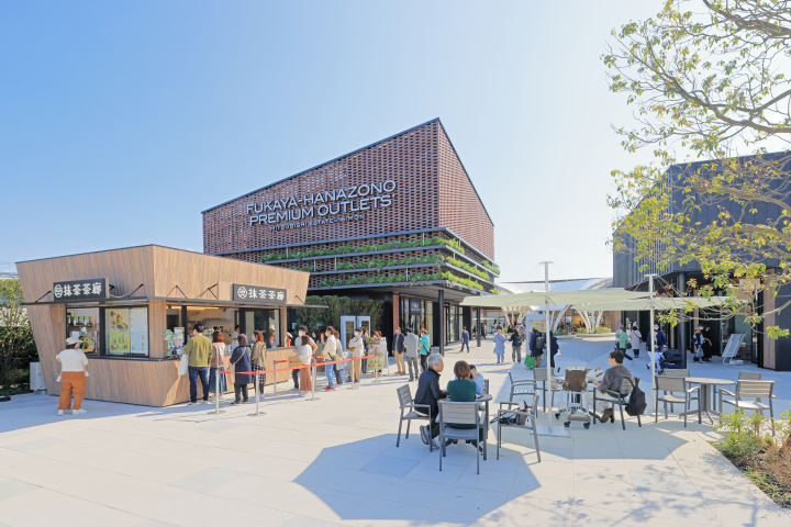 「深谷花園PREMIUM OUTLETS®」商場建築融合當地紅磚以及自然特色。　圖：向日遊／提供