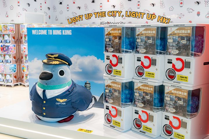 人氣珠頸斑鳩「咕姑固」化身機長，陪伴大家展開旅程；一旁是備有機場限定版的「扭蛋駅」。　圖：Media OutReach Newswire／提供 