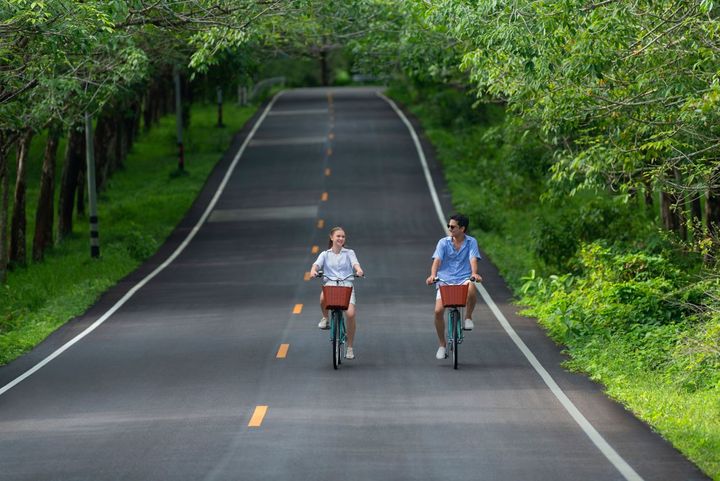 ▲「25小時住宿體驗」方案包括騎乘單車探索周邊風光。　圖：普吉島邁考海灘艾美度假酒店／提供