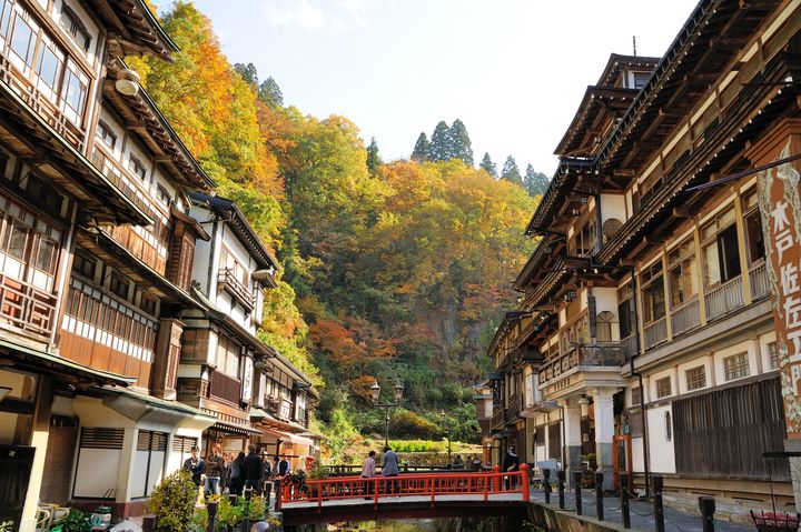 ▲楓紅悄然染上銀山溫泉街，在古樸木造旅館之間，彷彿走進一幅浪漫的秋日風景畫。　圖：太平洋旅行社／提供