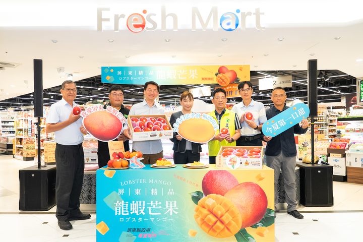 ▲屏東縣政府攜手屏東職農與通路代表共同出席「屏東精品龍蝦芒果推廣記者會」。（左起：台鼎國際科技股份有限公司林榮燦董事長、屏東縣建賢果菜運銷合作社陳冠至理事、屏東縣黃國榮副縣長、遠東SOGO忠孝館蕭淑英店長、農糧署陳立儀主任祕書、鳳山熱帶園藝試驗分所邱國棟主任、商田實業有限公司林璋煒總經理）。　圖：屏東縣政府／提供