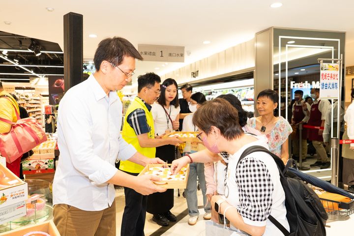 ▲現場民眾熱情參與試吃「龍蝦芒果」，感受來自屏東的夏日甜味與精品水果魅力。　圖：屏東縣政府／提供