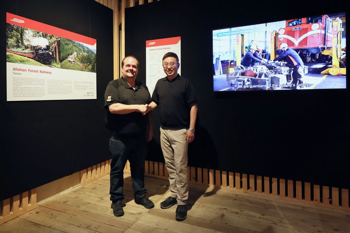 ▲瑞士RhB 與「阿爾布拉鐵路博物館」合作聯展阿里山林鐵，林署長與董事會主席暨執行長 Mr. Roman 合影。　圖：林業及自然保育署／提供