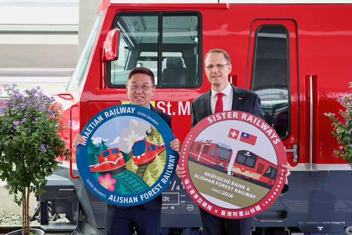 林華慶署長與 RhB 執行長 Dr. Renato Fasciati 共同持互贈車頭牌于聖莫里茨號前合影。　圖：林業及自然保育署／提供