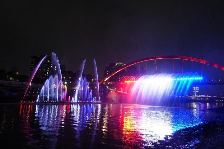 ▲限定「水火共舞」特別展演，火焰與夜空煙火在基隆河畔交織演出。　圖：臺北市政府觀光傳播局／提供