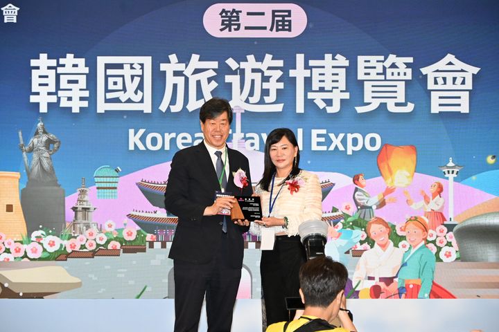 ▲韓國旅遊博覽會組織委員會委員長金意承（左）與台北市旅行公會理事長陳怡璇（右）互贈感謝狀。 記者-謝旻蒨／攝