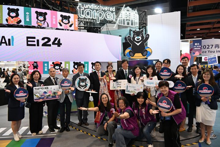 ▲前往台北市政府攤位共同推廣台韓觀光。 記者-謝旻蒨／攝
