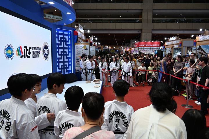 ▲「韓國旅遊博覽會」主打「沉浸式體驗」，現場不僅有震撼的 K-POP 舞蹈，還有傳統跆拳道表演。  記者-謝旻蒨／攝