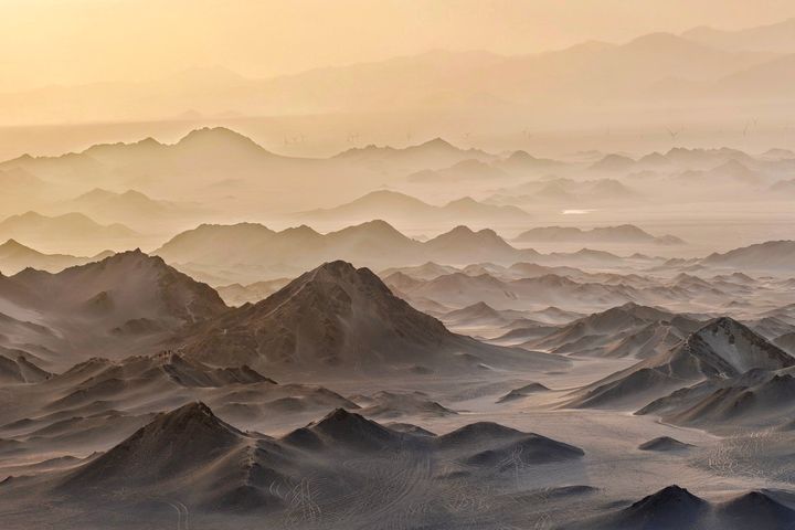 ▲黑獨山黑色雅丹與白沙戈壁交織，宛如漫步月球表面。　圖：shutterstock／來源