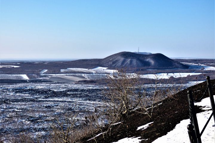 ▲黑龍江「五大連池」火山熔岩地貌，大面積的黑色火山岩與凝固熔岩台地，就像是金星岩漿冷卻後的荒涼景象。　圖：shutterstock／來源