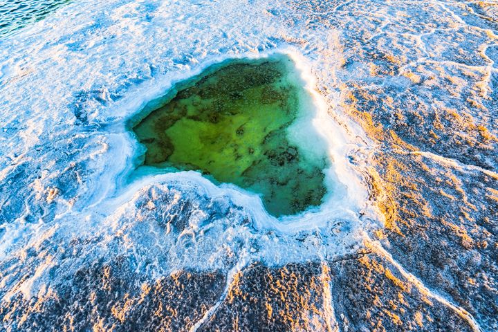青海「大柴旦翡翠湖」因湖水富含礦物質而呈現出瑰麗的翠綠色，就像木星表面翻湧的氣旋。　圖：shutterstock／來源