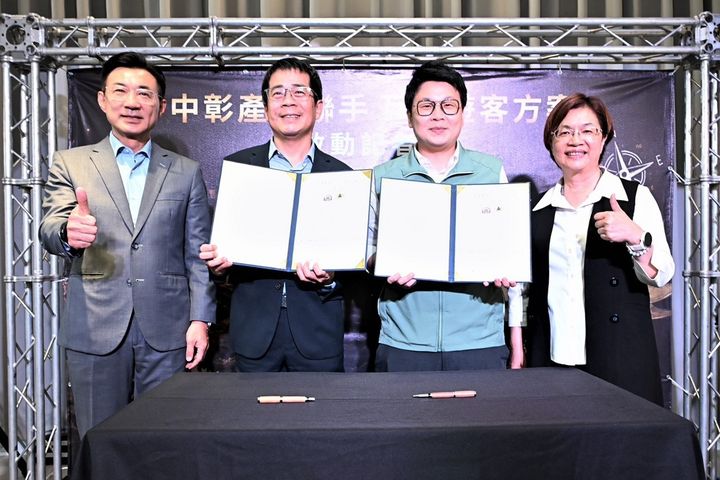 臺中市產業故事館發展協會理事長吳德利（左2）、彰化縣旅遊產業協會理事長黃昱哲（右2）簽署合作協議MOU，由彰化縣長王惠美（右1）、立法院副院長江啟臣（左1）等人共同見證，宣告合作方案正式啟動。　圖：彰化旅遊產業協會／提供 