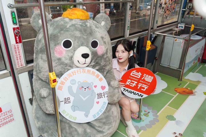 ▲Mingo（朴旻曙）搶先開箱「灰熊熊」主題專車。　圖：西拉雅國家風景區管理處／提供