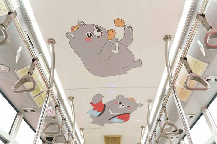 ▲車內從地板到天花板都是可愛的「灰熊熊」。　圖：西拉雅國家風景區管理處／提供