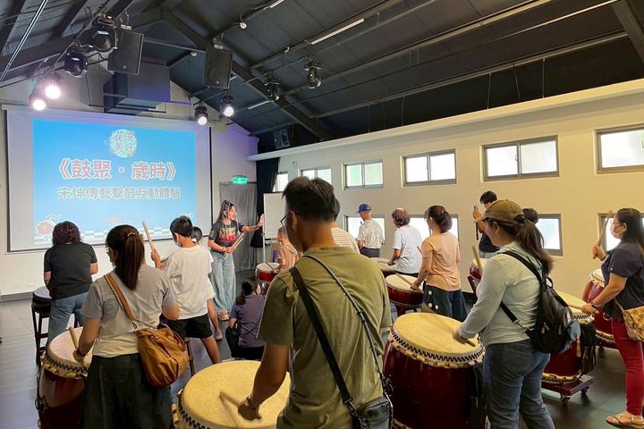▲另有「擊鼓過午關」限時體驗，打出熱血鼓聲。　圖：桃園市政府／提供