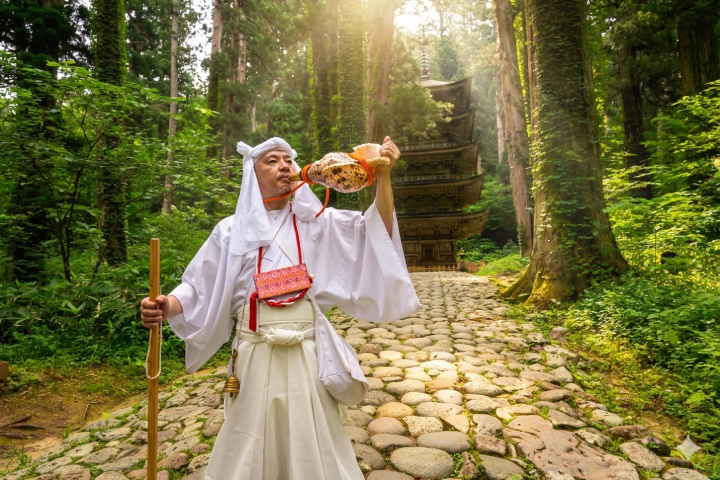 全程由現役「山扶」－早坂一廣先生帶領進入山中。　圖：DMC 天童溫泉／提供