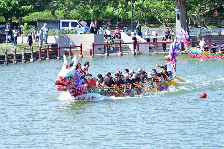 龍舟競賽不僅是端午節重要文化活動，更象徵團隊合作、奮勇向前的精神（2025競賽照片）。　圖：新竹縣政府／提供