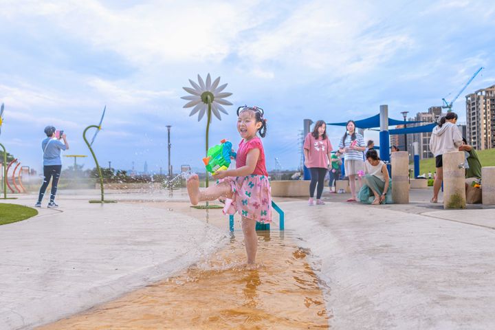 「花漾水樂園」多元戲水噴泉設計，陪你清涼度過炎炎夏日。　圖：新北市政府高灘地工程管理處／提供