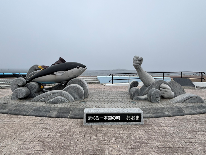▲來到「大間崎」必拍的「黑鮪魚一本釣」雕像與「本州最北端」紀念碑。　圖：向日遊／提供