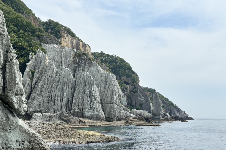 大自然鬼斧神工的「佛浦海岸」，奇岩巨石林立，是下北半島必訪的絕景。　圖：向日遊／提供