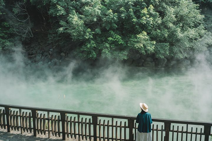 ▲北投擁有多元且富歷史底蘊的觀光資源，漫步於地熱谷等溫泉源頭步道，煙霧繚繞的夢幻場景與周邊翠綠山林交織成獨特的美景。　圖：北投老爺酒店／提供