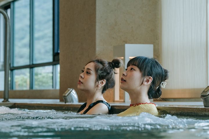 ▲沐泉療設有男女裸湯溫泉設施，水療池則結合大面觀景窗，在享受水療洗禮時，也能放鬆眺望窗外綠意。　圖：北投老爺酒店／提供