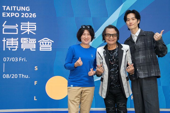 ▲台東縣長饒慶鈴（左1）；沈文程（右2）帶來經典名曲《來去台東》，並與李英宏（右1）共同演唱東博主題曲之一《Nina來台東》。　圖：台東縣政府／提供