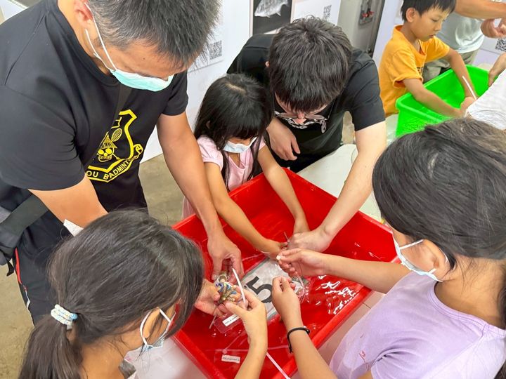 ▲遊客動手做將珊瑚固定在基座上。　圖：新北市政府漁業及漁港事業管理處／提供