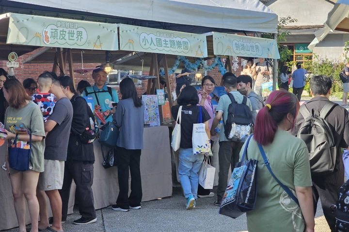 ▲台灣好樂園攤位人潮絡繹不絕共同推廣暑假優惠活動。　圖：交通部觀光署／提供