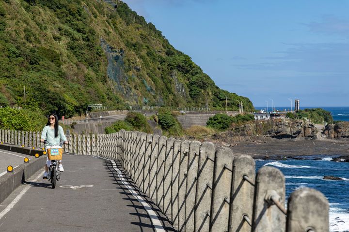 ▲「舊草嶺隧道」結合濱海自行車道，是夏季體驗低碳單車旅遊的熱門選擇。　圖：新北市政府觀光旅遊局／提供