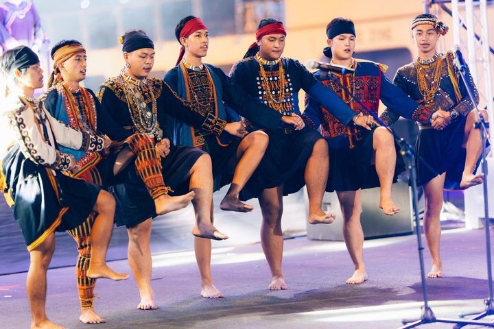 ▲國立高雄師範大學各族群部落青年組成的「Sapuy 撒布依青年會」帶來震撼演出。　圖：茂林國家風景區管理處／提供