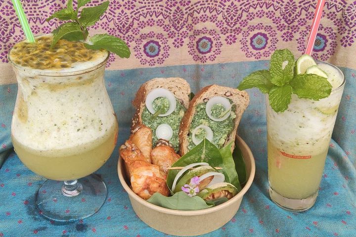 ▲「風味小食組合」包含雞翅小腿、搭配手作假酸漿葉抹醬的麵包，以及清新的特色飲品 。　圖：茂林國家風景區管理處／提供