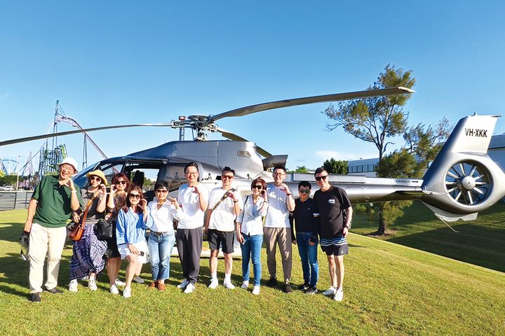 「中華航空澳洲同業暨媒體考察團」於「Sea World 海洋世界」直升機體驗。　記者-歐彥君／攝