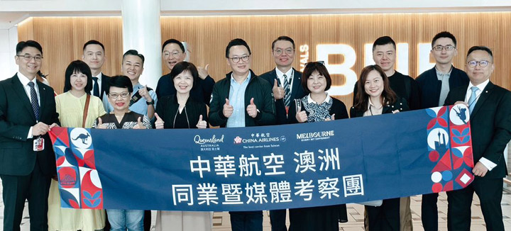 ▲「中華航空澳洲同業暨媒體考察團」於澳洲布里斯本機場合影。中華航空大洋洲地區處處長兼澳洲分公司總經理葉進福（右6）、布里斯本總經理汪亦珩（右1）