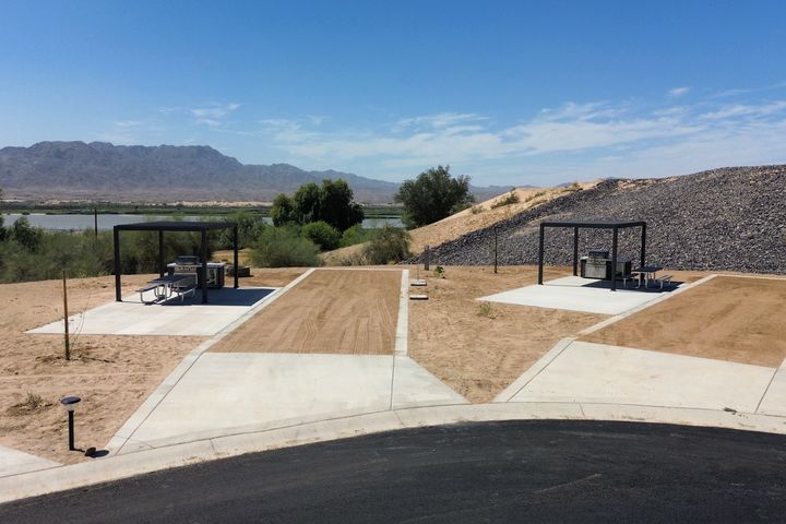 ▲Dwell RV Resort & Casita Cabins 位於托波克（Topock），提供 RV 露營與度假小屋住宿選擇。　圖：Dwell RV Resort & Casita Cabins／來源