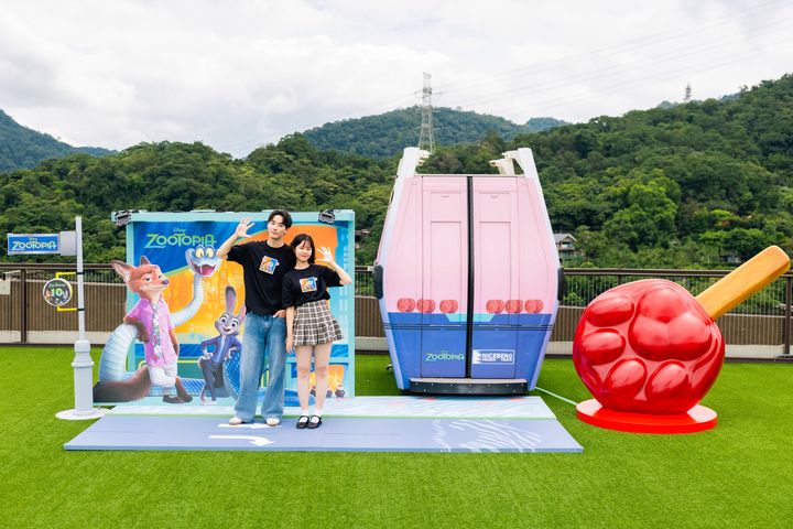 ▲「貓空站」的大型打卡造景，呈現電影中經典元素，成為期間限定的拍照亮點。　圖：邁思娛樂股份有限公司／提供