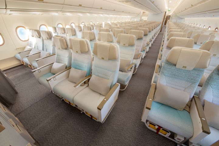▲A350「經濟艙」配備可調式頭枕及寬敞腿部空間，長途飛行更舒適。　圖：阿聯酋航空／提供