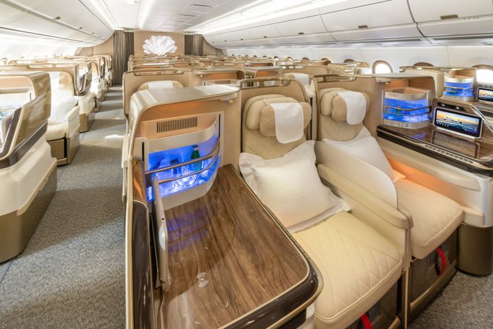 ▲A350商務艙旅客享有20吋4K超高畫質螢幕及全新無線充電板，兼顧工作與休憩需求。　圖：阿聯酋航空／提供