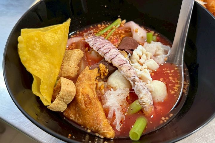 ▲尖竹汶府－泰國經典的「釀豆腐」粉紅酸辣湯麵。　記者-王政介／攝
