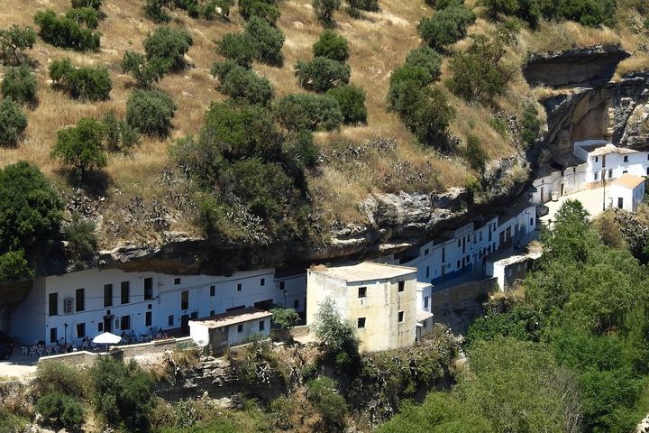 西班牙「塞特尼爾-德拉斯沃德加斯」（Setenil de las Bodegas）小鎮於全球社群媒體貼文數量統計中奪冠。　圖：shutterstock／來源 