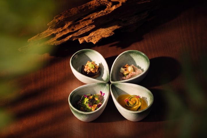 ▲開胃小點搭配由「KOGA 許家陶器品」以15%回收陶瓷製成的專屬餐具 ，讓淘汰材料重新回到日常飲食，器皿也成為風味循環的一環。（陳柏安／攝影）。　圖：北投老爺酒店／提供