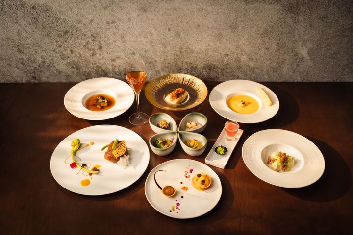 ▲「草山饌」10道綠星料理，包含用桶柑花穗蒸餾調味的櫛瓜花冷前菜、以及用草山桶柑乾搭配頂級猴頭菇的主菜，挑戰最精緻的在地蔬食體驗。（陳柏安／攝影）。　圖：北投老爺酒店／提供